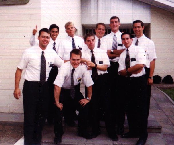 de izq. a der. :E. Garner, E. Solanilla, E. Jense, E. Prettyman, E. Ewell, E. Greenwood.  Abajo: E. Ward, E. Rosell, E. Tapia.  Capilla de Rama Centro 1, Venado Tuerto. Abril de 2000
Mauro Andrés Rosell
01 Apr 2008