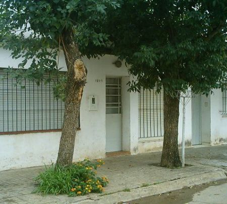 Esta es la pesión de los misioneros de Cañada de Gómez cuando serví en 1999.  Se encuentra ubicada en la callle Primera Junta 1210. Foto tomada en enero de 2007.
Mauro Andrés Rosell
12 Mar 2007