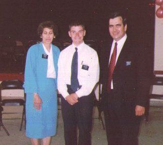 Elder Rosell con la Hermana y el Presidente Pino, en la Conferencia de Navidad de 1999, en Parana.
Mauro Andrés Rosell
08 Apr 2008