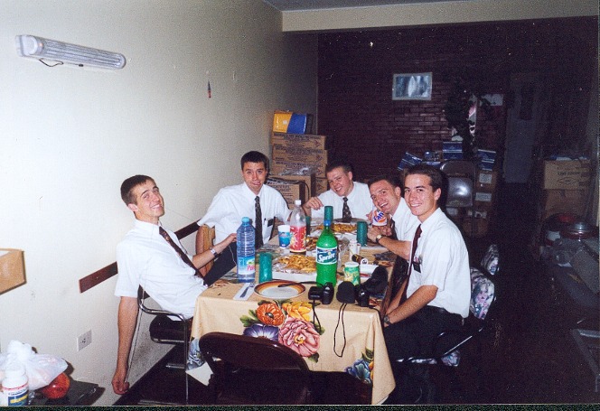 Dia de Accion de Gracias en la oficina, ese dia Elder Bragg nos reunio para que todos comieramos juntos. Otro buen recuerdo.
Hernan Alfredo Reyes
15 Oct 2001