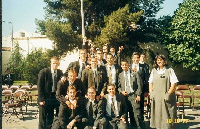 Nos pudimos reunir el 19 de Octubre de 2000, lamentablemente la Hna Brown no aparece, porque estaba preparando el coro.
Hernan Alfredo Reyes
15 Oct 2001