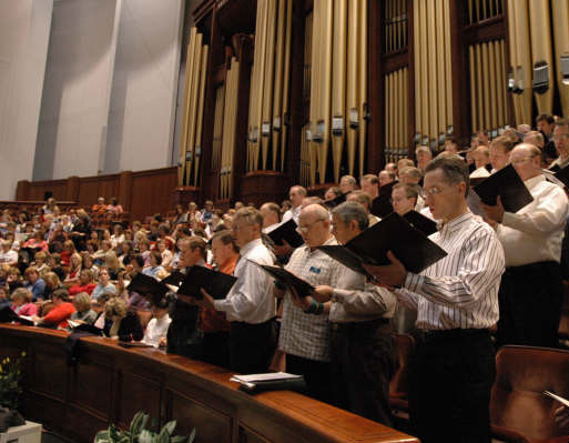El Pte. Aguilar se goza de cantar con el Coro del Tabernaculo Mormón durante un ensayo en Utah el 28 de abril de 2005.
Darren Ray Poulsen
13 May 2005
