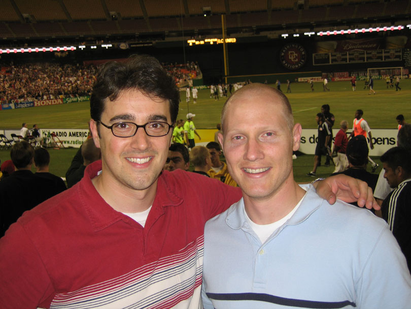 Johnathan Stewart y yo recien fuimos a un partido de DC United en Washington, DC.
Sam  Mudrick
21 Jun 2005