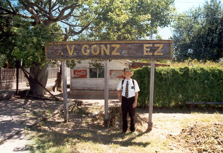 Elder Barlow next to the JV Gonzalez sign near the railroad tracks.
Justin  Barlow
23 Sep 2005