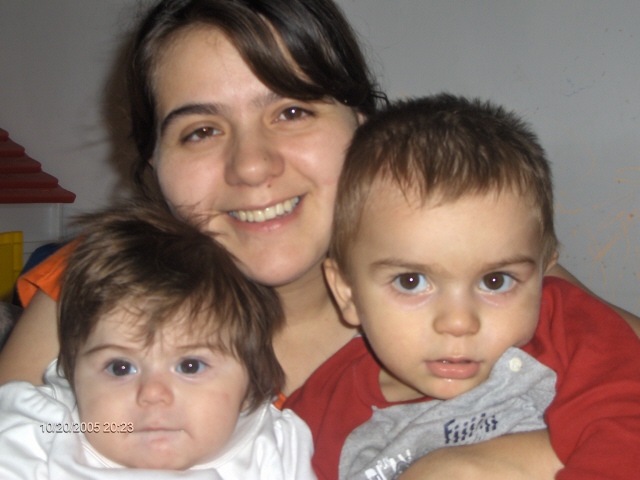 con mis hijos ,jeje a Cami le gustan las fotos pero a Gianni lo cansan jejeje .
Marina Celeste Di Virgilio
03 Nov 2005