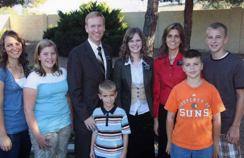Our daughter Sister Sarah Tomoser with President and Sister Bassett along with their children on the day she arrived in Arizona.  September 23, 2008
Julie and Paul Tomoser
13 Oct 2008