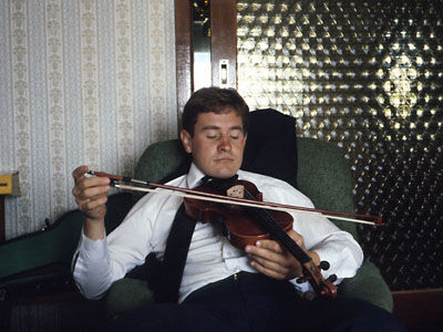 Elder Phillip Jones relaxes with Tom Shiels' violin, December 1982. Elder Jones was a good man and a true friend--anybody know what's become of him?
Dave  Bastian
28 Nov 2002