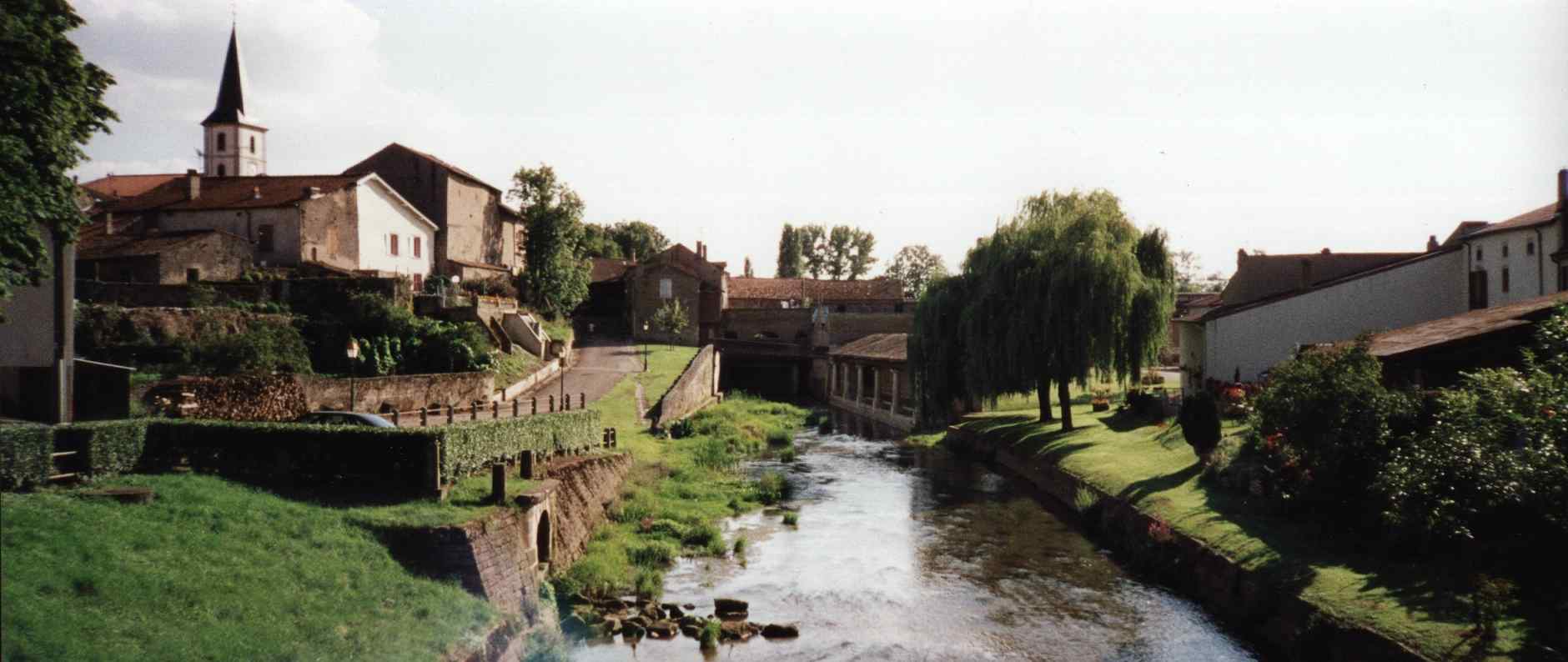 Little village near Toul. This stream leads in to the Moselle (I think)
Adair  Thompson
31 Oct 2002