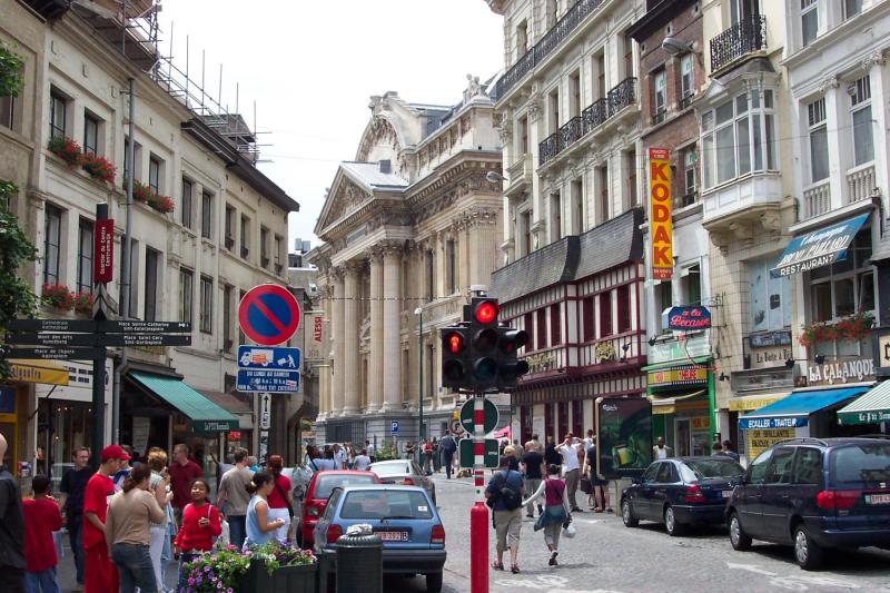 This is a view of one of the many smaller shopping roads just off the Grand Place designed to lure tourists in.  The larger neo-classical building in the background is, I believe, the back side of La Bourse.
Bill  Hartsell
16 Feb 2004