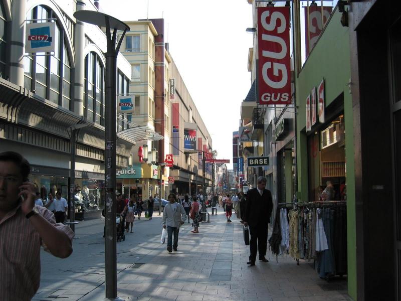 The famous shopping street between DeBrouckere and Rogier.  Was not a good place to contact, since there were mostly tourists, but a good place on PDay to find a few things.
Bill  Hartsell
16 Feb 2004