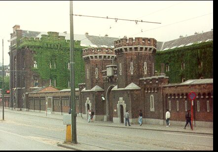 Brussels missionaries often spent hours a week outside this building waiting for potential investigators to show up.  We'd park mission vehicles on the street in front and teach in the car, or we'd walk to a nearby park for the discussions.  When I first was assigned to Brussels at the very beginning of my mission, there were actually a few times when we were let just inside the main gate into a little waiting room.
Bill  Hartsell
23 Feb 2004