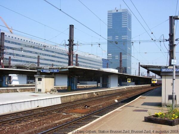 I think everyone in the mission set foot up these platforms at least twice....on the way in and on the way out.
Bill  Hartsell
27 Mar 2005