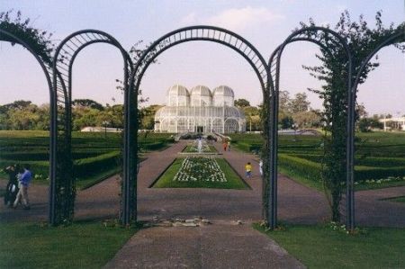 Vista da entrada do Jardim Botânico de Curitiba. À frente está a estufa.
View of the Botanical Garden entrance. You see the greenhouse in the middle.
Jouber  Calixto
04 Nov 2002