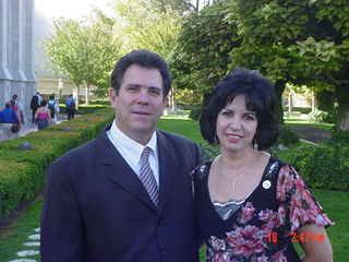 Pres. e Sister Oliveira na Praça do Templo, durante casamento do Wagner
Sebastiao L de Oliveira
17 Feb 2004