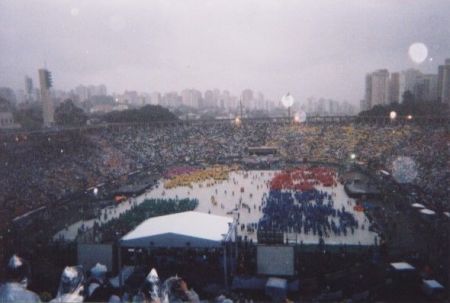 No fim da primeira reunião, os artistas e os missionários tiraram as cadeiras do meio do estádio e começaram a se preparar pro show.
Jouber  Calixto
05 Mar 2004