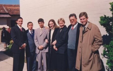 Aqui são uma parte da família Lima. Foi em Agosto de 2002.

Da esquerda para a direita são : Elder da Silva, Elder I Ferreira, Alberto, Ruth, Irmã Wally, Irmão Cícero e o Ricardo.
Roberto A. da Silva
11 May 2004