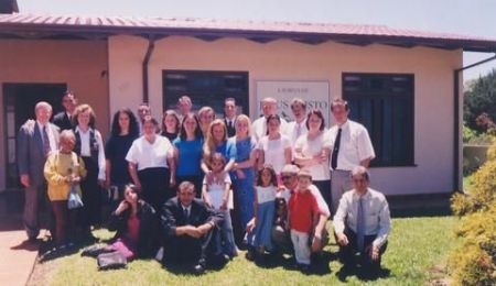 Ramo Quitandinha.  + ou - menos Novembro de 2002. 

Aqui estão alguns dos membros do ramo e também o Pres. e a Sister Morrison.  

Foi uma reunião especial que tivemos lá.
Roberto A. da Silva
11 May 2004