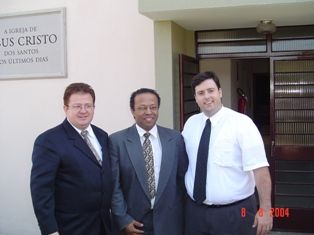Esse aí é o Bispado da minha ala. Da esquerda para a direita: Agnaldo (1º Cons.), Paulo (Bispo) e Rodrigo Sette (2º Cons.)
Rodrigo Rizzutti Sette
19 Mar 2005