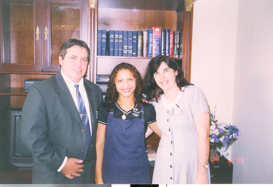 Esta foto foi tirada na casa de Pres. e Sister MQS, era uma´´festa``, todos olhando a vez de cada um tirar a sua... Foi Out/2000
Fernanda  Abreu
01 Oct 2004