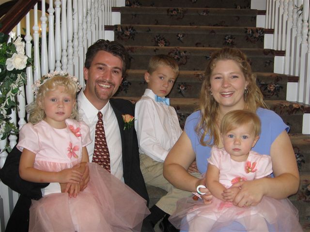 Esta foto foi tirado no casamento de minha irma. Eu e minha esposa temos tres filhos. Parley (6), Brianna (4) e Lily (1). Familias sao eternas!
Andrew  Lambert
16 Sep 2005