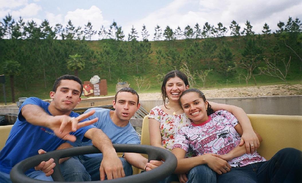 Eu, e meus amigos - Leandro, Daniele e Verônica - Rio Bravo - Hopi Hari.
Michael Freitas Claudino Barbosa
17 Oct 2005