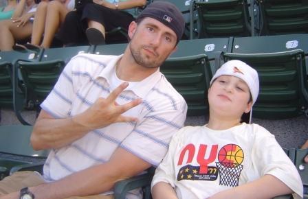 to brincando, tava asistindo um jogo de beisbol com o irmoa do meu companheiro de quarto
Ryan  Luke
05 May 2006