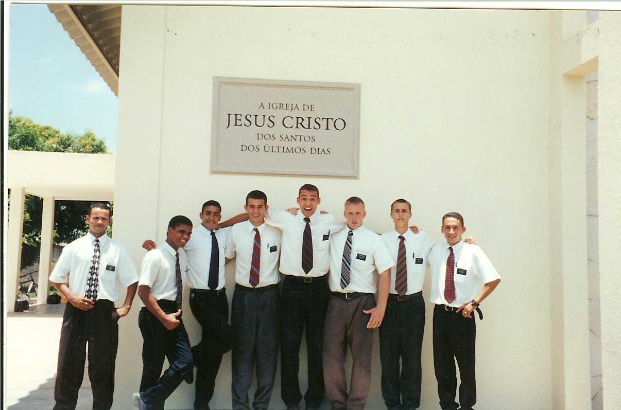 Em frente da nova capella.
E. A da Silva, E. Dias, E. Macedo, E. Earnest, E. Legg, E. Hanson, E. Blackwell, E. Chagas.
Setembro de 1999
Bryan Headlee Blackwell
31 Jan 2006