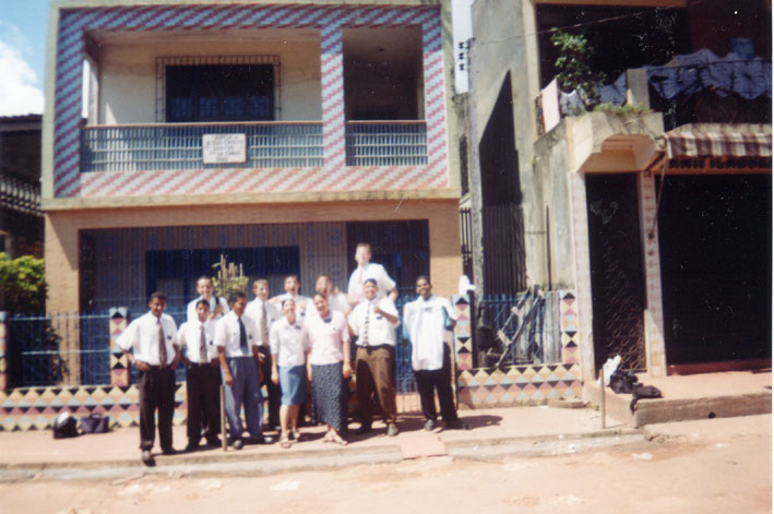 Os elderes e sisteres depois uma reuniao da zona na frente da Igreja de Abaetetuba. Sao os missionarios de Abaetetuba, Vila dos Cabanos, e Bacarena. (junho 2001)
Michael Spencer Parker
21 Feb 2006