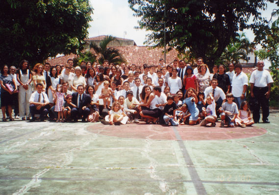 A ala Sacramenta antes construicao da nova capella comecou. A gente se reunia numa casa que foi derrubada pra construir uma capela de duas andares.
Michael Spencer Parker
21 Feb 2006