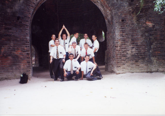 A zona Marajoara no bosque de Belem. Sao (de cima pra baizo, esquerda pra direita) e. Johnson, e. Gardner, e. Parker, e. Borba, e. Mendes, e. Viera, e. Ely, e. (esqueci!), e. Alves, e. Costa
Michael Spencer Parker
21 Feb 2006
