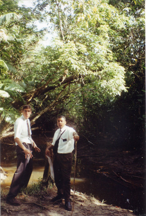 Sou eu e Elder Marcelo andano no mato pra chegar num compromisso. Foi na area proximo a Vila Dos Cabanos. Teve formigas a tamanha de um pequeno cachorro! De verdade!
Michael Spencer Parker
21 Feb 2006