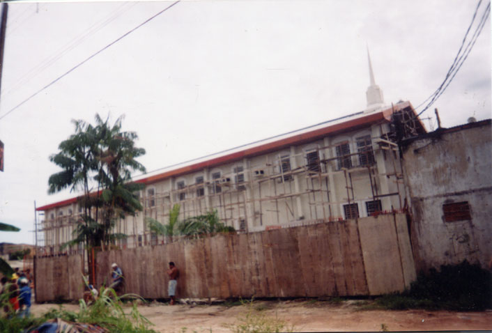 Quando sai da missao voltei pra area Sacramenta pra ver a nova capela sendo construida. Muito grande! Bem melhor do que a casa que a gente se reunia antigamente.
Michael Spencer Parker
21 Feb 2006