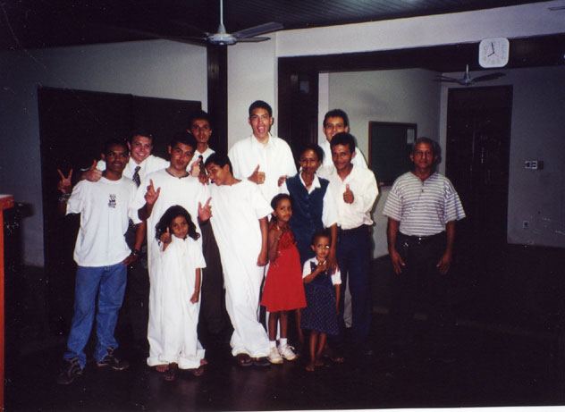 Dia de batismos na Ala Sacramenta. Este foi na casa antes ele construiram a capela. Realizamos batismos fora numa pia construida fora da casa. So na Pia!
Michael Spencer Parker
21 Feb 2006