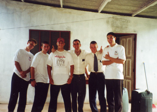 A zona Santana na frente da casa dos elders no dia de transferencias (pois veja a malas). de esquerda pra direta: e. Bingham, e. Williams, e. Hanson, e. Howington, e. Lloyd, e. Parker
Michael Spencer Parker
21 Feb 2006