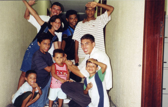 A criancada na capela em Vila dos Cabanos.
Michael Spencer Parker
21 Feb 2006