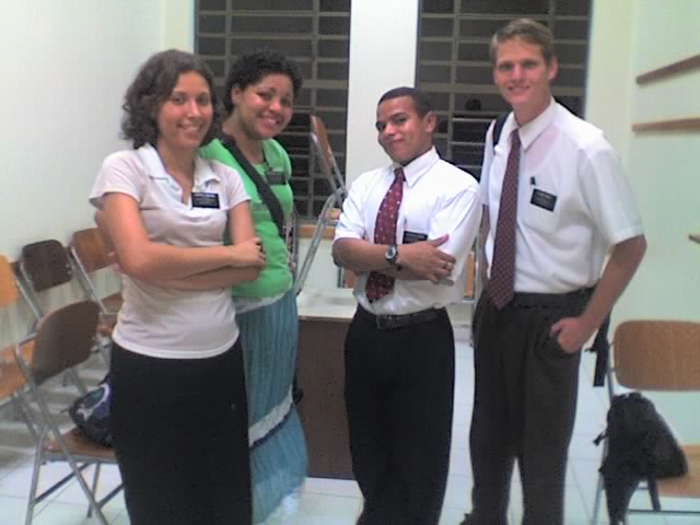 Foto dos integrantes do Distrito Cidade Nova/Coqueiro no primeiro semestre de 2007.
Elder A. Silva, Elder Hess, Sister da Costa e Sister Santos.
Elder Mauricio Hygor Trindade Nascimento
09 Oct 2007