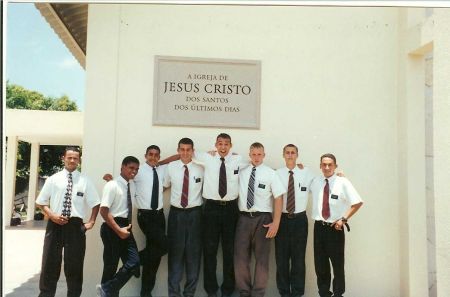 Em frente da nova capella.
E. A da Silva, E. Dias, E. Macedo, E. Earnest, E. Legg, E. Hanson, E. Blackwell, E. Chagas.
Setembro de 1999
Bryan Headlee Blackwell
31 Jan 2006