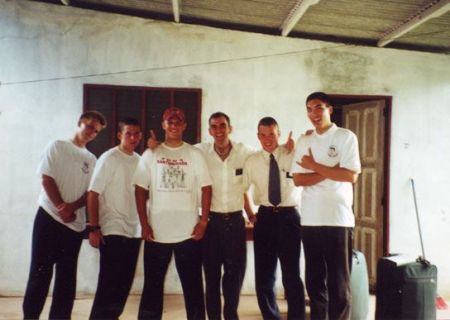 A zona Santana na frente da casa dos elders no dia de transferencias (pois veja a malas). de esquerda pra direta: e. Bingham, e. Williams, e. Hanson, e. Howington, e. Lloyd, e. Parker
Michael Spencer Parker
21 Feb 2006