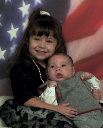 Esta foi tirada aproximadamente 3 meses atras. A menina(Analinda) tem 3 anos e o menino(Andrew II) tem 3 meses nesta foto.
Andrew Blaine Hyatt
01 Feb 2003