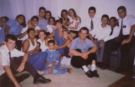 Noite familiar em Rondonópolis, na casa de Wanessa Lima. Estão na foto Leonardo, E. Lacerda e Underwood, Laercio e filhos, Carlos e Roseni, Claudionor, Cinthia, Maria de Paula e Ivalni, Evelin, Eva, Victor e Wanessa.
Wanessa Lima
21 Oct 2003