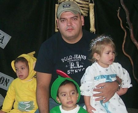 Daddy, Taylor, Maddie and Sissa at the Microsoft employees party
Sergio  Martins
05 Nov 2003