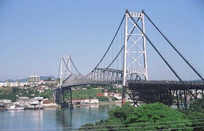 This is the famous bridge of Florianópolis.
Marcus Wickes
18 Sep 2005