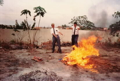 Elder gaby e Elder Tew queimam as roupas de uma mãe de santo em São Luis,Maranhão
Wara Araujo Gaby
18 May 2005