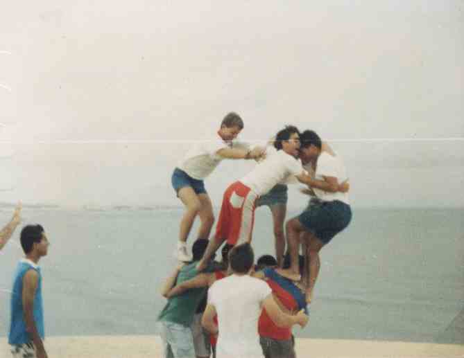 Não foi nada fácil montar a pirâmide. Essa foto mostra a dificuldade...
Luis Eduardo de  Athayde Vieira
23 May 2005