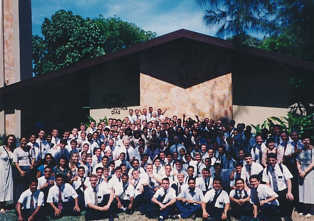 Conferência com o apóstolo L. Tom Perry em julho/1998 com todos os missionários de Pres. Grahl, após a divisão da Missão.
Odair José Ferreira Viana
11 Feb 2003