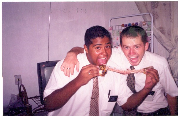 ELDER BARTON E ELDER NASCIMENTO NA CASA DO IRMÃO EM CORAODO - MANAUS
Robert S. Nascimento
23 Oct 2004