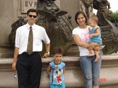 Oi pessoal.
Nesta na foto esta minha familia.
Estou casado desde dezembro de 2001.
Meu filho mais novo tem 1 ano e se chama Morôni e o mais velho tem 4 anos e se chama Helamã.
Nesta foto estavamos no parque do INPA em nossa viagem a Manaus neste ano.
Abraços a todos.
Familia de Melo
Lincoln Parmezan De Melo
02 May 2006