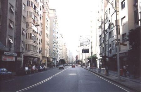 Uma avenida em Rio de Janeiro. (Voltei para visitar.)
Michael J. Simmons
12 Jan 2003