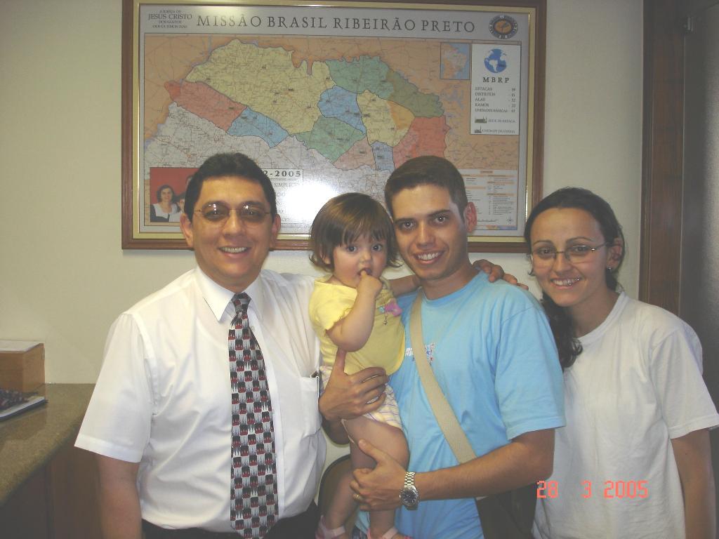 Eu e minha familia no escritório com o Pres. Simplício, ele não foi meu presidente mas me recebeu muito bem.
Tiago  Mendes
18 Apr 2005