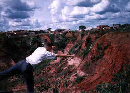 Boracao ao lado de um bairro em Franca, SP
Daniel L Gibby
01 May 2001